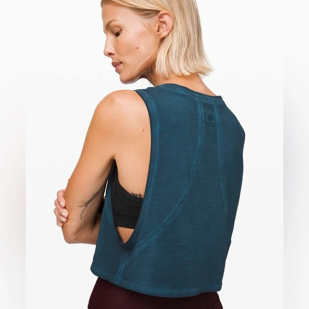 106 🆕 Lululemon Muscle Fade Love Crop Tank - Washed Night Driver - Picture 3 of 11